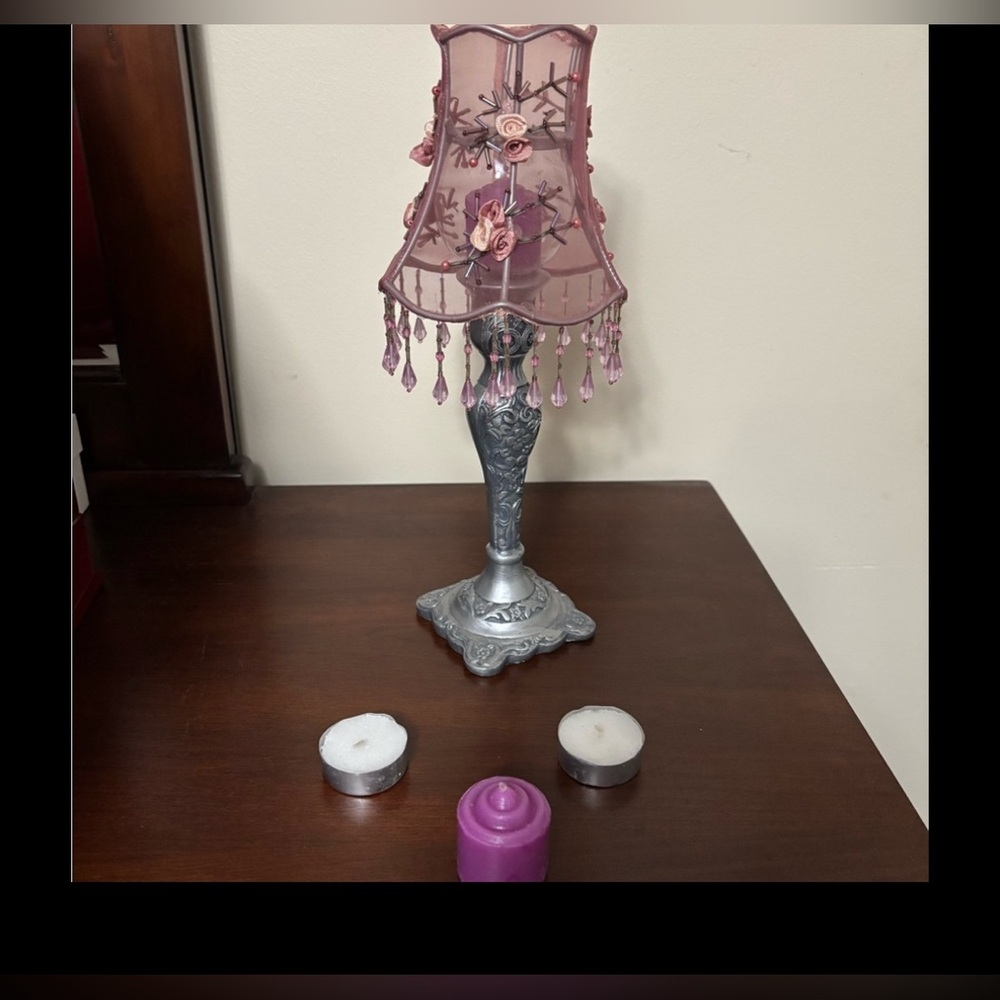 ❤️$10 Moving sale ❤️Elegant Pink Floral shade on silver stand with candles❤️